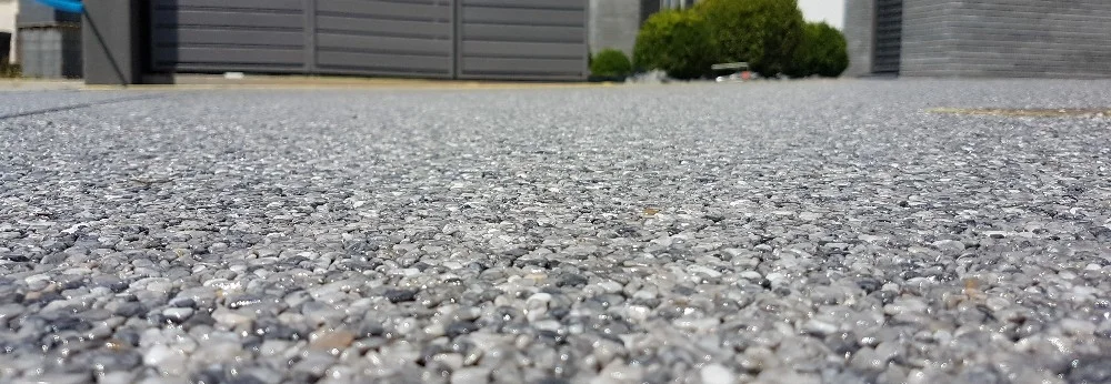 Nahaufnahme einer grauen Kiesoberfläche